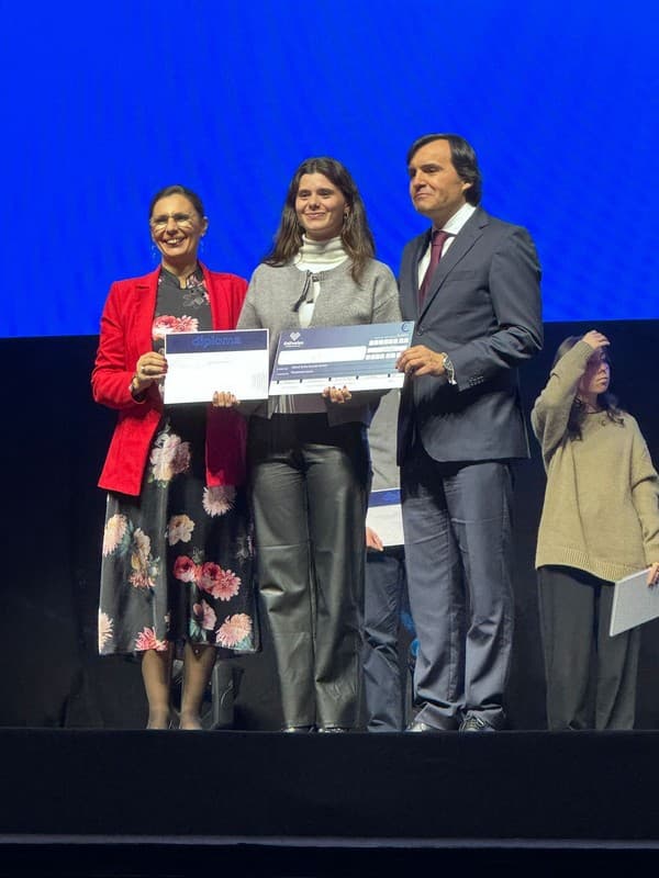 Alunas do ICE recebem Prémio de Mérito Educativo — foto 3
