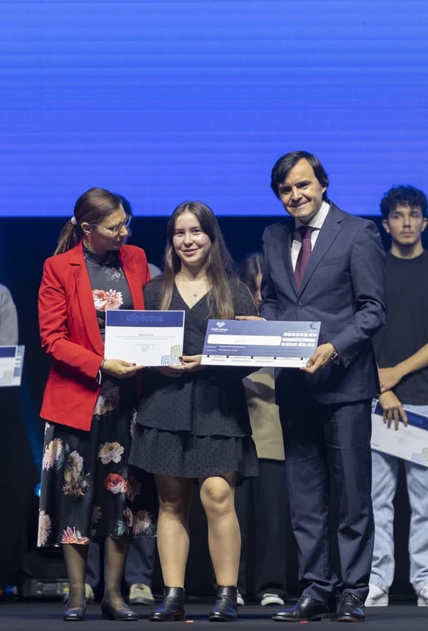 Alunas do ICE recebem Prémio de Mérito Educativo — foto 1