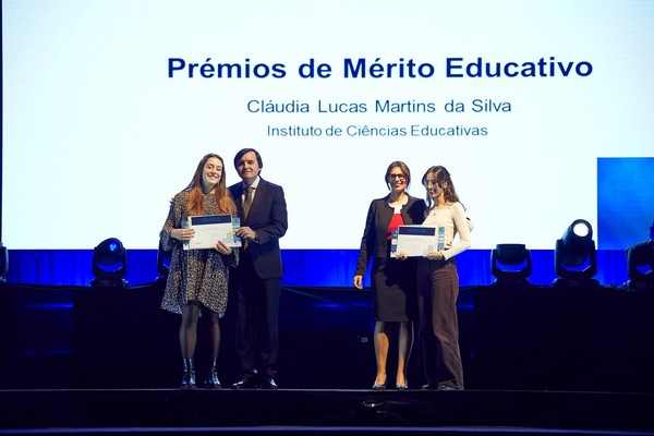 Alunas do ICE recebem prémio de mérito Educativo da Câmara Municipal de Odivelas