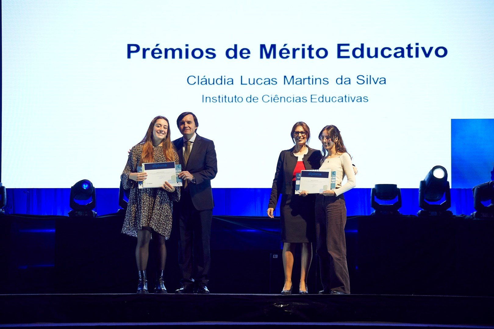 Alunas do ICE recebem prémio de mérito Educativo da Câmara Municipal de Odivelas
