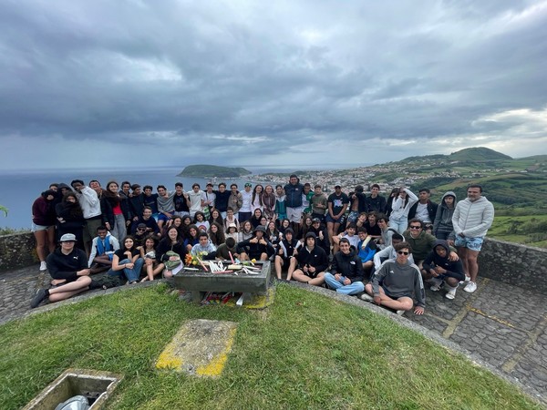 Turmas do 9.º ano à descoberta do Pico e do Faial