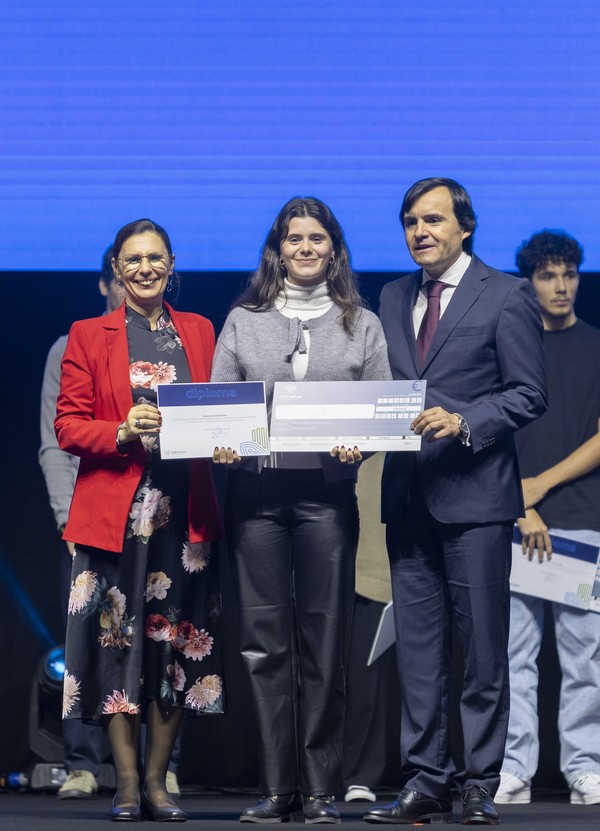 Alunas do ICE recebem Prémio de Mérito Educativo — foto 2