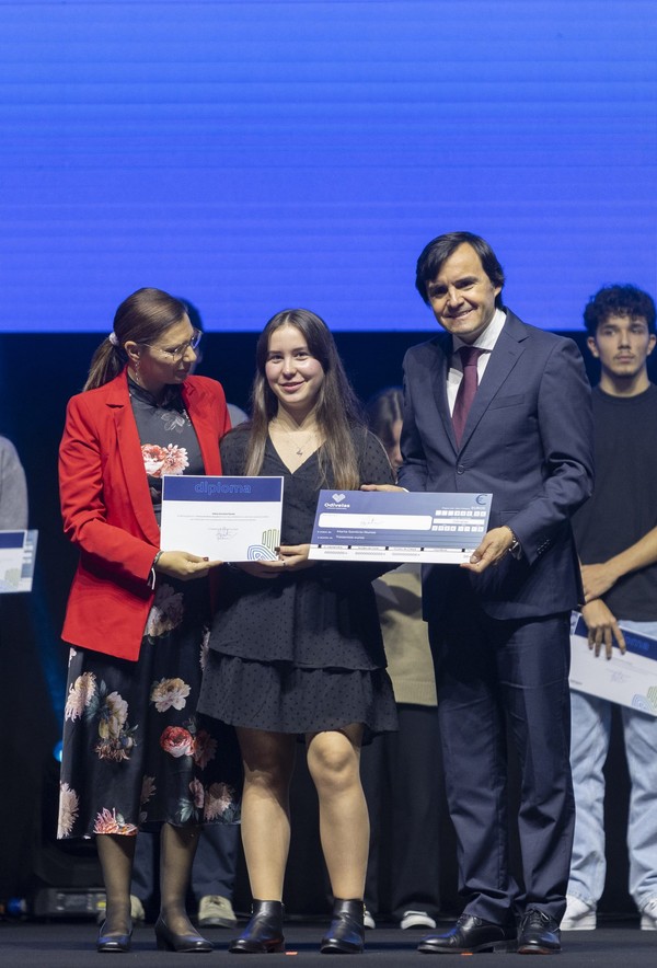 Alunas do ICE recebem Prémio de Mérito Educativo — foto 1