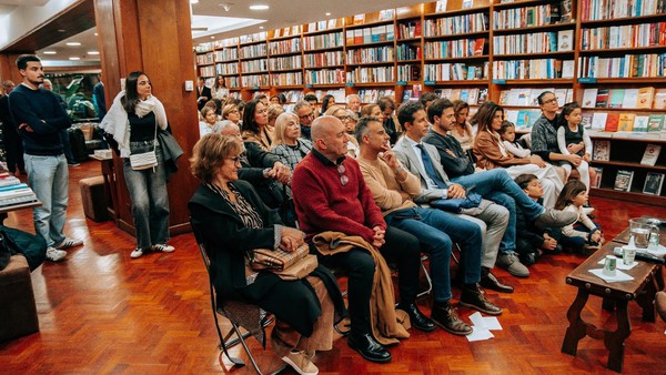 Dr. Miguel Martins na apresentação do livro “Eu Escolho Crescer com Saúde” — foto 1