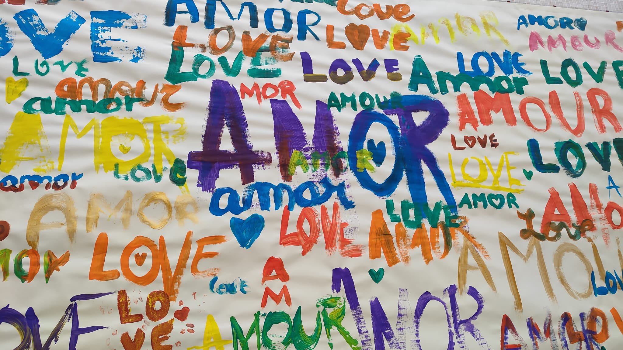 ICE apresenta “Amor é para Todos” – Exposição que Une Arte e Linguagem