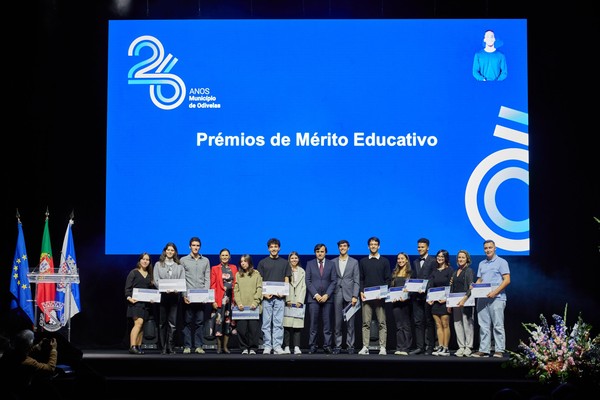 Alunas do ICE recebem Prémio de Mérito Educativo