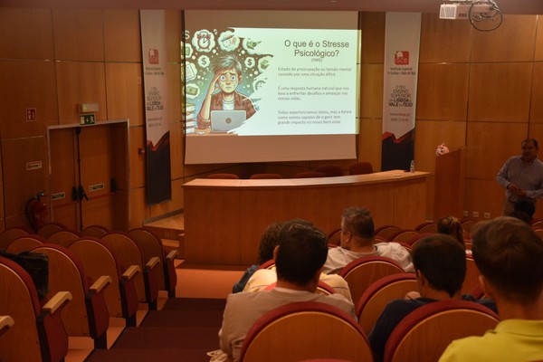 Corpo docente participa em palestra sobre bem-estar e gestão do stress — foto 4
