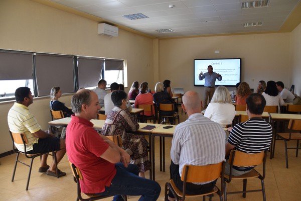 Corpo docente participa em palestra sobre bem-estar e gestão do stress
