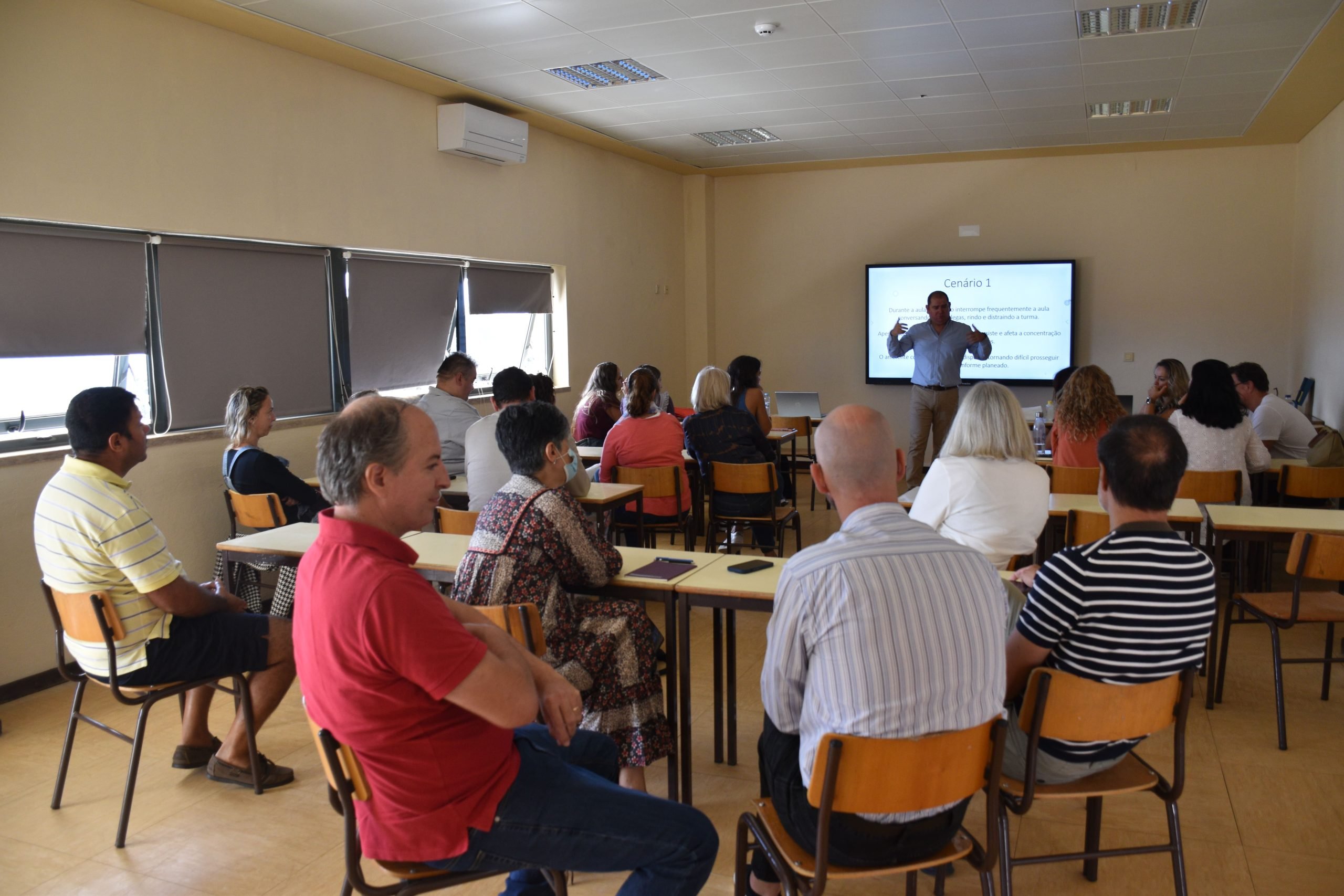 Corpo docente participa em palestra sobre bem-estar e gestão do stress