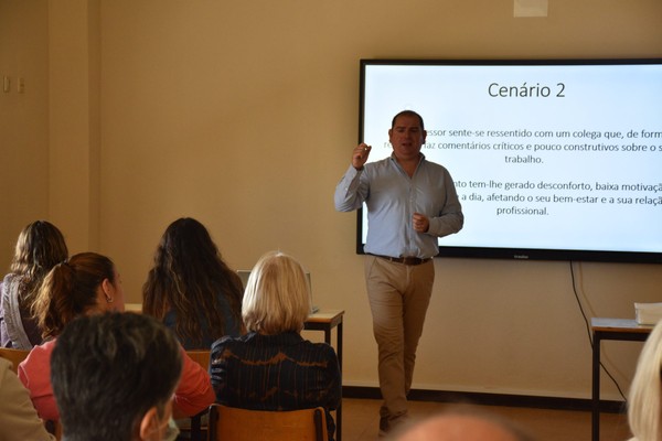 Corpo docente participa em palestra sobre bem-estar e gestão do stress — foto 1